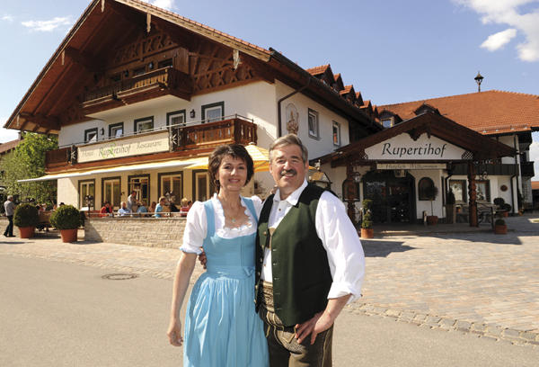 Fotovermerk: Agentur Schneider-Press/Erwin Schneider / Agentur und Fotograf mssen vollstndig genannt werden / Honorarabsprache! / Lifestyle-Heimreportage "Eva-Maria und Thomas Berger - Die singenden Wirtsleut" in ihrem Haus in Ainring im Berchtesgadener Land im April 2009 / Life-Style, Berchtesgaden, Mann, Frau / Thomas Berger und seine Frau Eva-Maria vor ihrem Stolz, dem Hotel Rupertihof in Ainring, das sie betreiben / Dirndl, Tracht, Lederhose